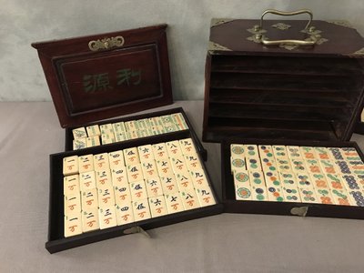 Set di mahjong antico in osso e bambù nella sua scatola
