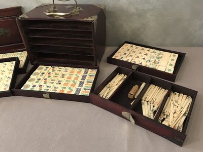 Set di mahjong antico in osso e bambù nella sua scatola