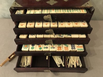 Set di mahjong antico in osso e bambù nella sua scatola