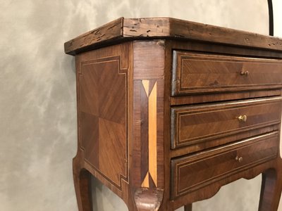 Piccolo comodino in legno intarsiato del XIX secolo