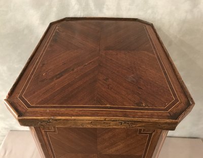 Piccolo comodino in legno intarsiato del XIX secolo
