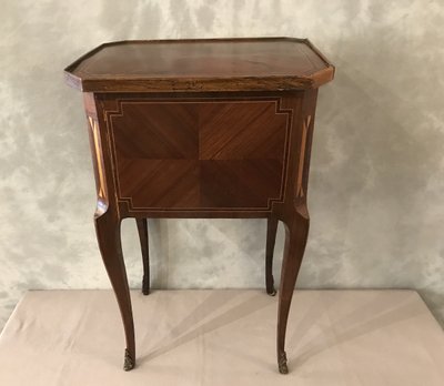 Piccolo comodino in legno intarsiato del XIX secolo