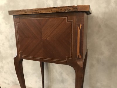 Piccolo comodino in legno intarsiato del XIX secolo