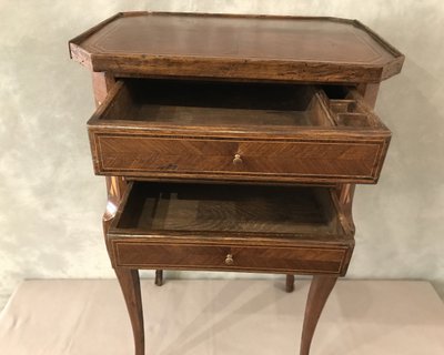 Piccolo comodino in legno intarsiato del XIX secolo