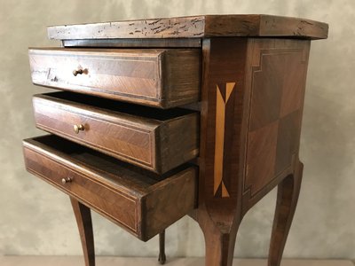 Piccolo comodino in legno intarsiato del XIX secolo