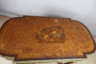 Table de milieu en marqueterie XIXème siècle
