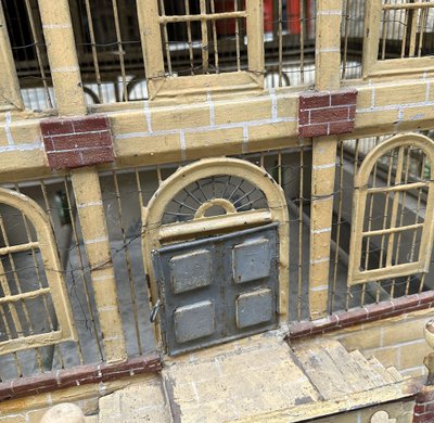 Großer Vogelkäfig Voliere Zink Metall bemalt Haus Herrenhaus Schloss 19. Jahrhundert