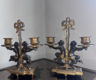Coppia di candelieri Impero del XIX secolo in bronzo dorato policromo, decorati con un fauno e una fauna femmina