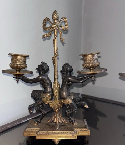 Coppia di candelieri Impero del XIX secolo in bronzo dorato policromo, decorati con un fauno e una fauna femmina