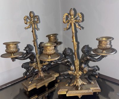 Coppia di candelieri Impero del XIX secolo in bronzo dorato policromo, decorati con un fauno e una fauna femmina