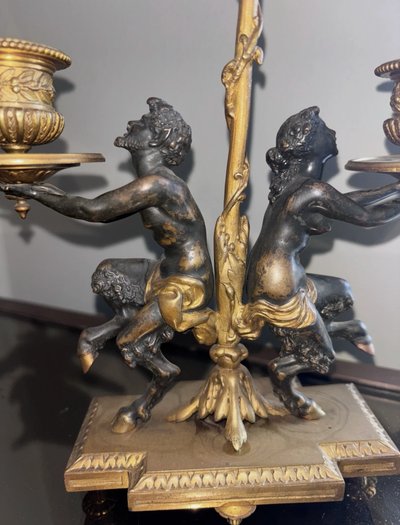 Coppia di candelieri Impero del XIX secolo in bronzo dorato policromo, decorati con un fauno e una fauna femmina
