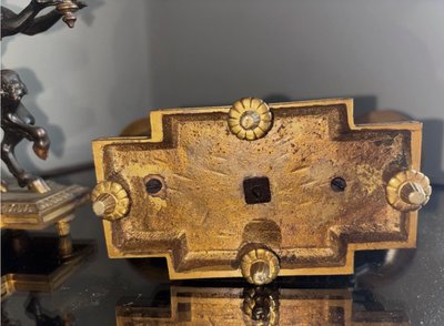 Coppia di candelieri Impero del XIX secolo in bronzo dorato policromo, decorati con un fauno e una fauna femmina