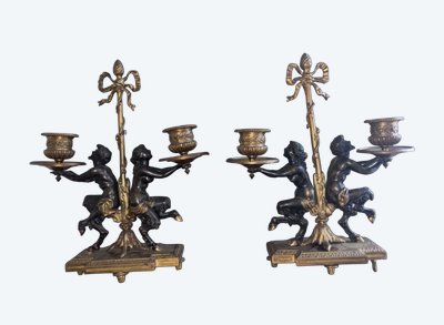 Coppia di candelieri Impero del XIX secolo in bronzo dorato policromo, decorati con un fauno e una fauna femmina