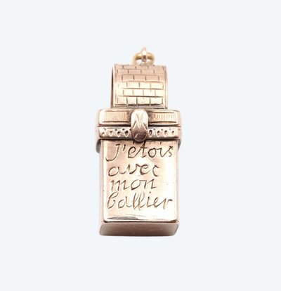 Pendentif message secret cheminée ou puits, architecturé, bijou ancien à secret, message