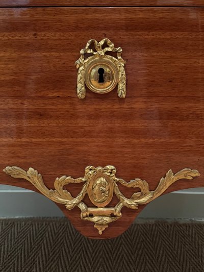 Magnifique commode en satiné estampillée d'époque Transition