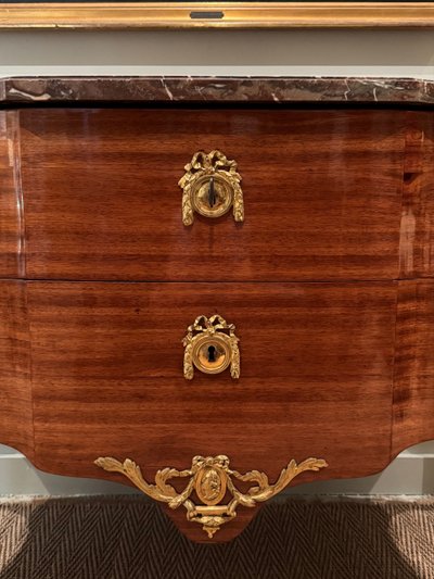 Magnifique commode en satiné estampillée d'époque Transition