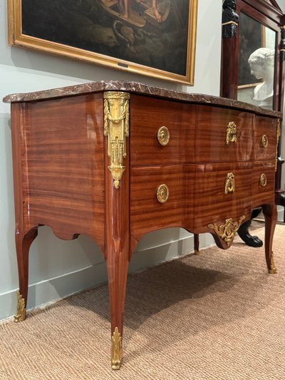 Magnifique commode en satiné estampillée d'époque Transition