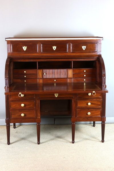 Bureau cylindre style Louis XVI en acajou XIXème siècle