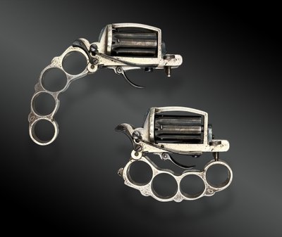 Revolver con sistema Dolne-Bar, noto come "APACHE", in argento massiccio. Circa 1870
