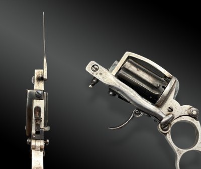 Revolver con sistema Dolne-Bar, noto come "APACHE", in argento massiccio. Circa 1870