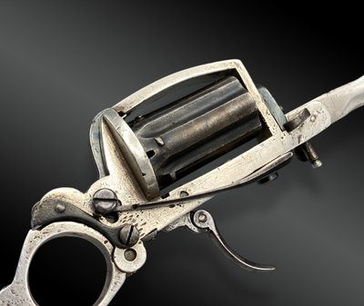 Revolver con sistema Dolne-Bar, noto come "APACHE", in argento massiccio. Circa 1870