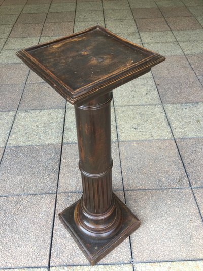 Ein Ständer, eine Säule oder ein Podest im Louis XVI-Stil aus Naturholz.