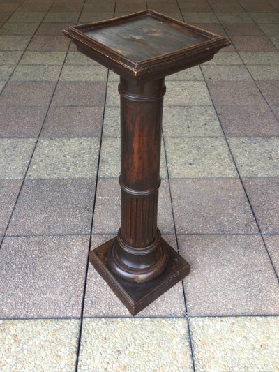 Ein Ständer, eine Säule oder ein Podest im Louis XVI-Stil aus Naturholz.