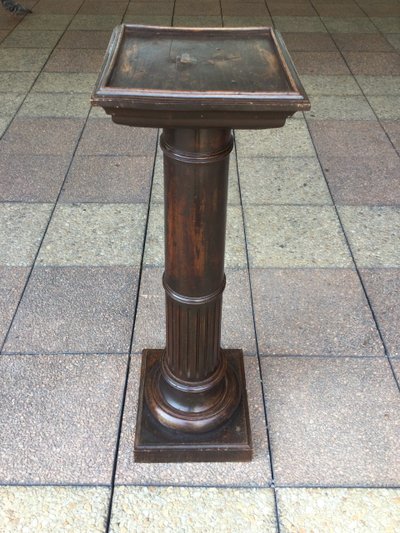 Ein Ständer, eine Säule oder ein Podest im Louis XVI-Stil aus Naturholz.