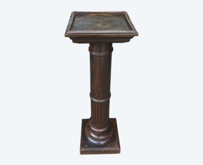 Ein Ständer, eine Säule oder ein Podest im Louis XVI-Stil aus Naturholz.
