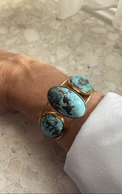 Bracciale rigido in oro con 3 cabochon di turchese