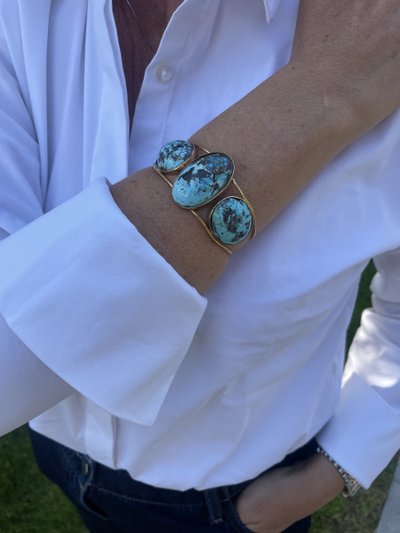 Bracciale rigido in oro con 3 cabochon di turchese