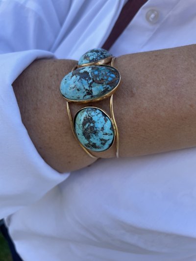 Bracciale rigido in oro con 3 cabochon di turchese