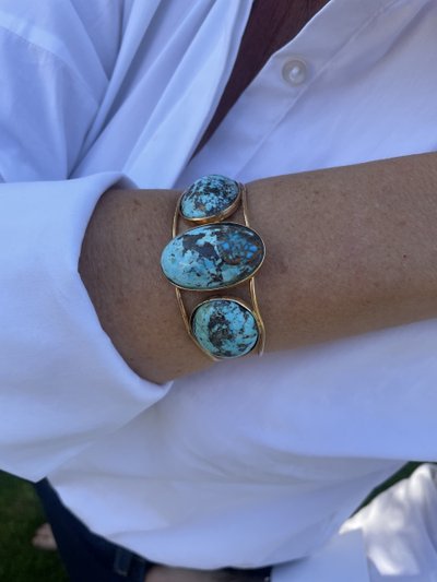 Bracciale rigido in oro con 3 cabochon di turchese