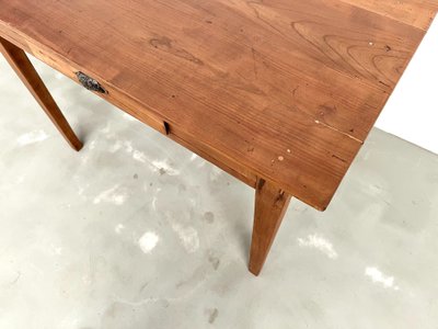 Bureau en merisier massif, aux pieds fuseaux