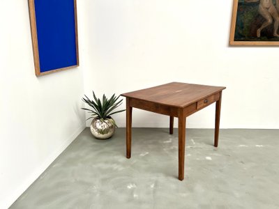 Bureau en merisier massif, aux pieds fuseaux