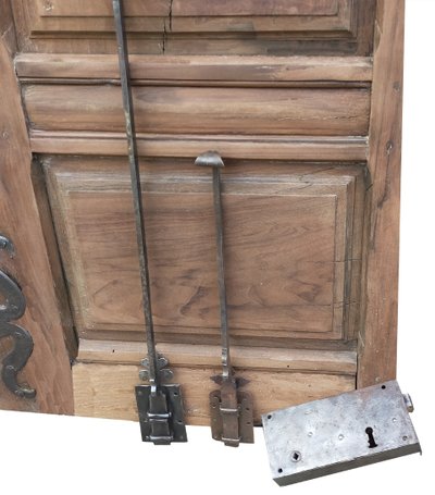 Double porte ancienne XVII / XVIIIème en noyer et toutes ses ferronneries d'origine boiserie