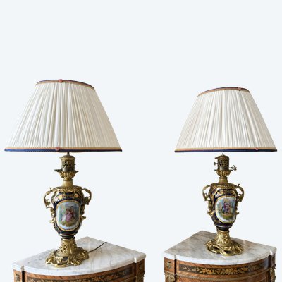 UNE PAIRE DE VASES MONTÉS LAMPES, FIN XIXÈME SIÈCLE 