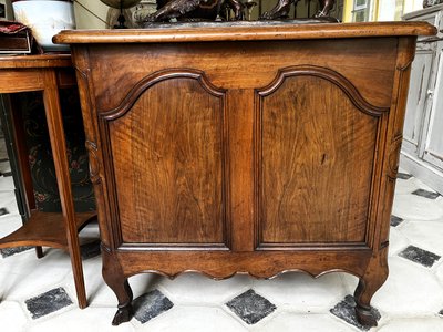 Originale commode Louis XV en noyer