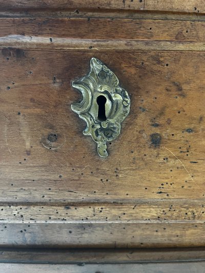 Originale commode Louis XV en noyer