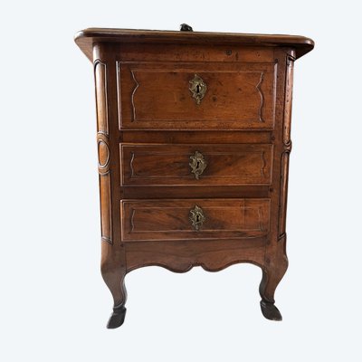 Originale commode Louis XV en noyer