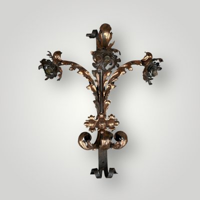 Importante coppia di applique in ferro battuto e ottone rosso della fine del XIX secolo, altezza 88 cm.