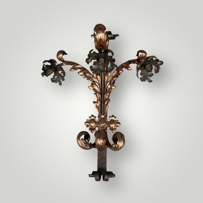 Importante coppia di applique in ferro battuto e ottone rosso della fine del XIX secolo, altezza 88 cm.