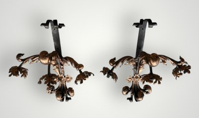 Importante coppia di applique in ferro battuto e ottone rosso della fine del XIX secolo, altezza 88 cm.