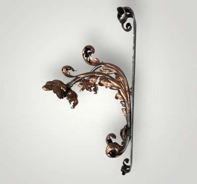 Importante coppia di applique in ferro battuto e ottone rosso della fine del XIX secolo, altezza 88 cm.