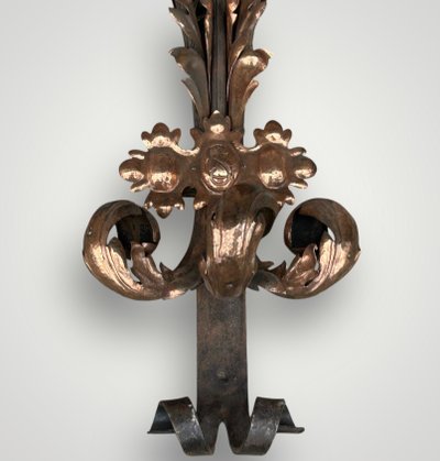 Importante coppia di applique in ferro battuto e ottone rosso della fine del XIX secolo, altezza 88 cm.