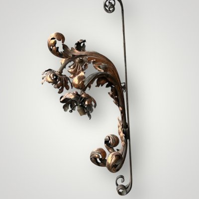 Importante coppia di applique in ferro battuto e ottone rosso della fine del XIX secolo, altezza 88 cm.