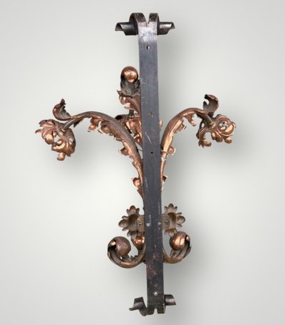 Importante coppia di applique in ferro battuto e ottone rosso della fine del XIX secolo, altezza 88 cm.