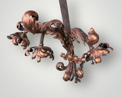 Importante coppia di applique in ferro battuto e ottone rosso della fine del XIX secolo, altezza 88 cm.