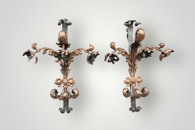 Importante coppia di applique in ferro battuto e ottone rosso della fine del XIX secolo, altezza 88 cm.