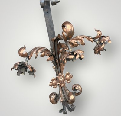 Importante coppia di applique in ferro battuto e ottone rosso della fine del XIX secolo, altezza 88 cm.